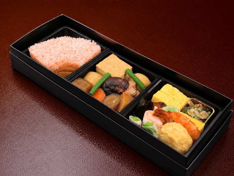 料亭のお弁当 (使い捨て容器)
